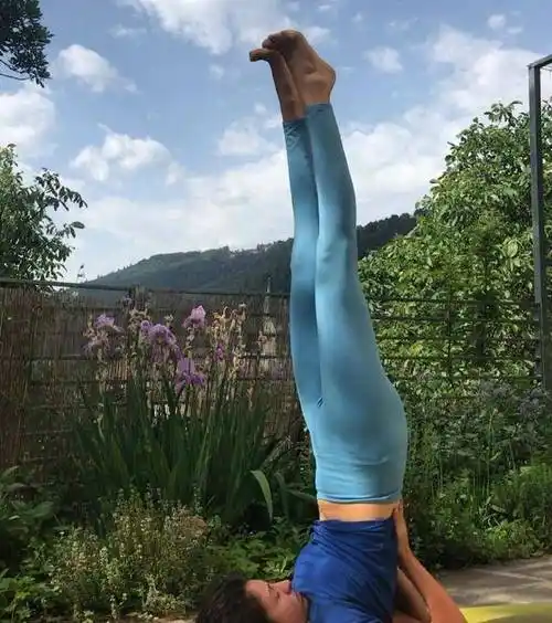 江疏影出席活动,穿不对称高开叉长裙秀纤细美腿,简直是视觉暴击_双腿