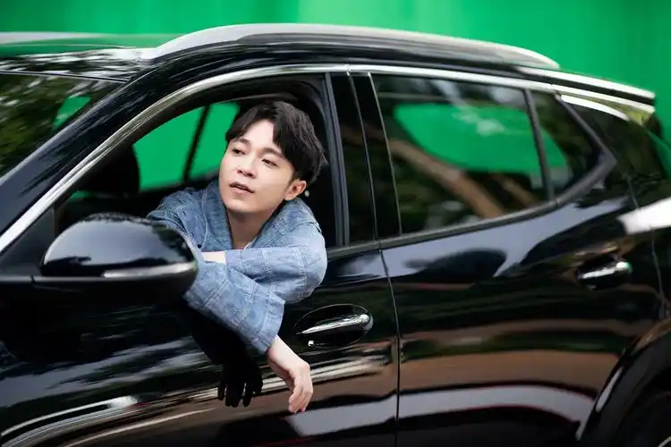 吴青峰忆初次登台经历 写新歌送给心里的少年