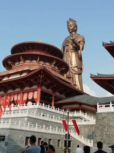 高高在上的武则天雕像.