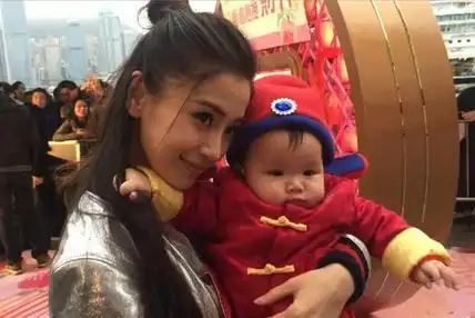 儿子照片被曝光,黄晓明与baby被疑整容的传言不复存在!