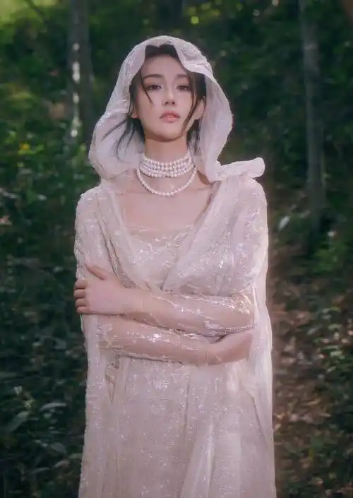 搜狐娱乐讯 11月7日,张馨予在个人社交平台分享了一组神女照片,在丛林