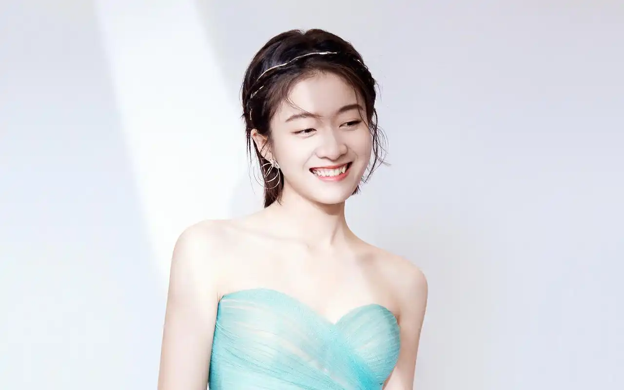 张雪迎仙气唯美桌面壁纸