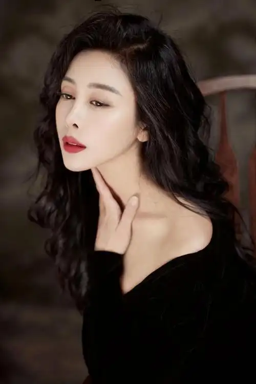 贾媛媛复古港风写真曝光 波浪长发尽显十足女人味