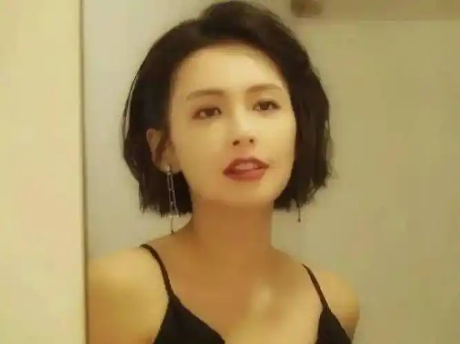 最近很多女明星也开始pick港风发型,比如:短发教科书郭采洁同学.