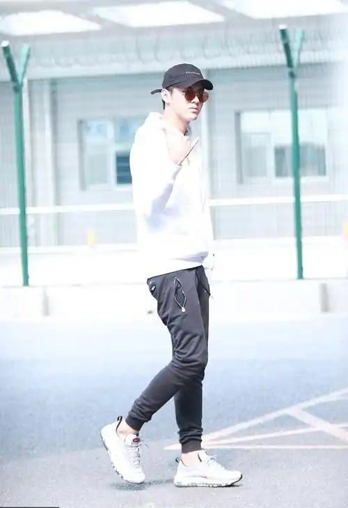 吴亦凡白色衬衫清亮户外写真图片