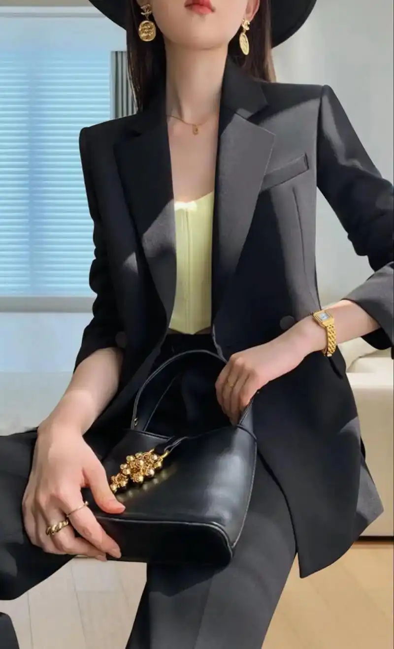 新款时尚气质西服套装.[轻著高端]西服套装 这款黑色西装套装 - 抖音