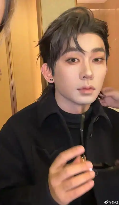 杨迪晒爆改照真的有点震撼