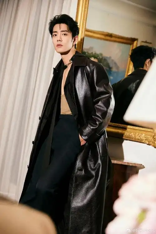 肖战低胸内搭皮衣造型