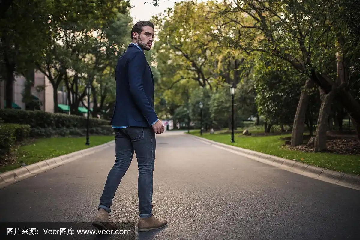 一个年轻人在公园里散步