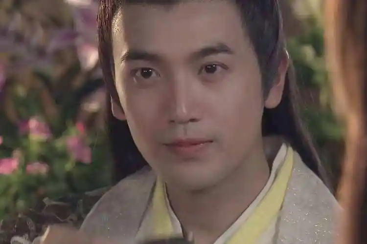 张智尧,自带清秀气质,温润如璞玉,一张脸正气十足,仙气飘飘.