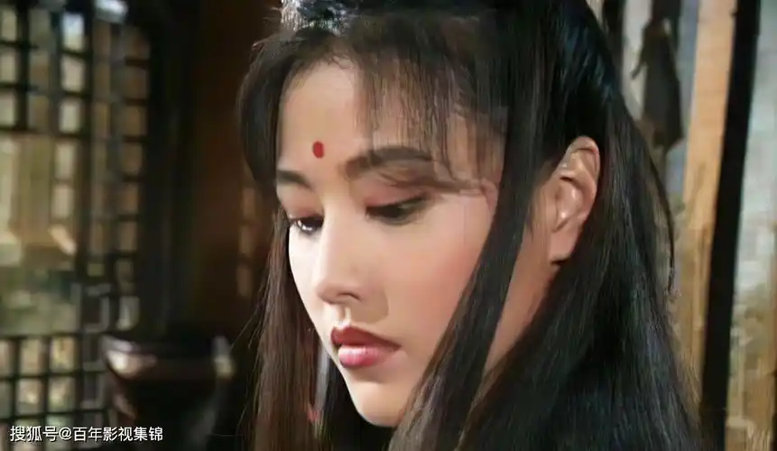 这版周芷若的扮演者是周海媚,也是各版本中评价最好的一版,表面上善良