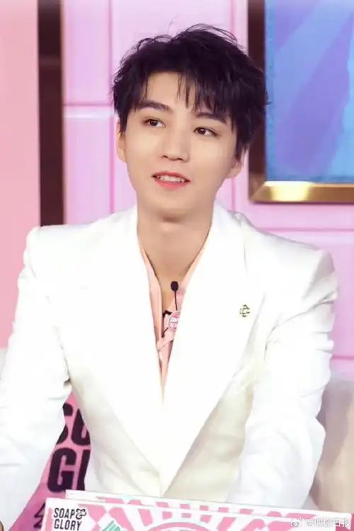 王俊凯粉色衬衫内搭