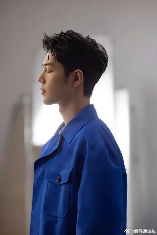 肖战##肖战蓝色衬衫直播造型