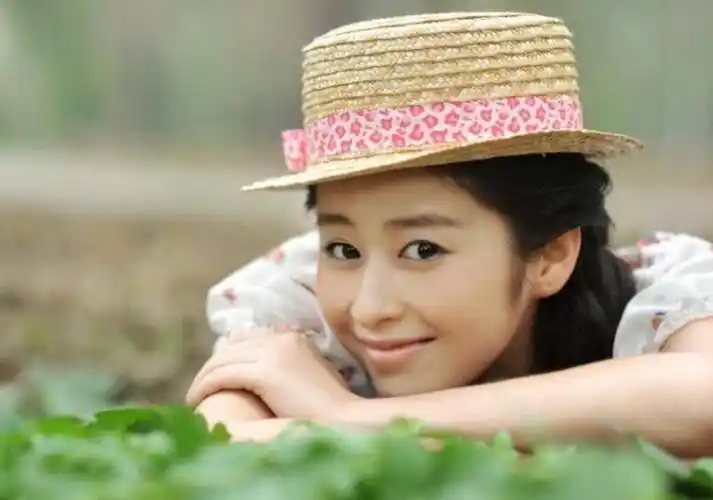 花季美 明星艺人 正文2004年获得星姐选举亚洲第五名,并签约天娱;同年