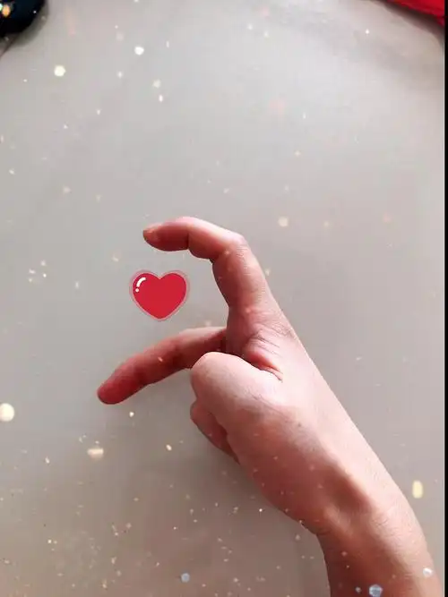 宅在家十四天挑战#来个单手比心