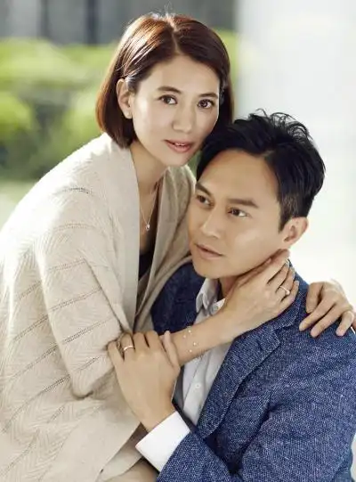 张智霖袁咏仪夫妇吃水果有说有笑.