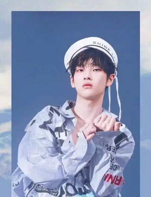 vogueme周震南造型撞脸网红小吴,网友:突然觉得小吴更