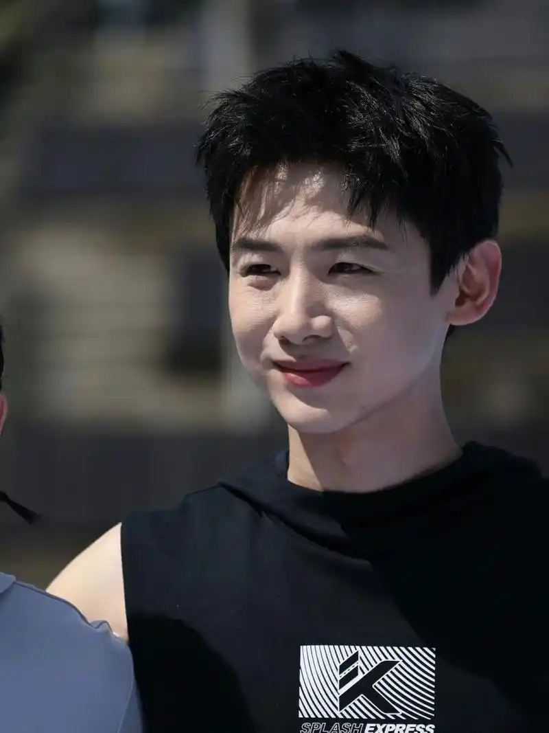 白敬亭活动生图 这么强的阳光照射下,这样状态,挺不错了.