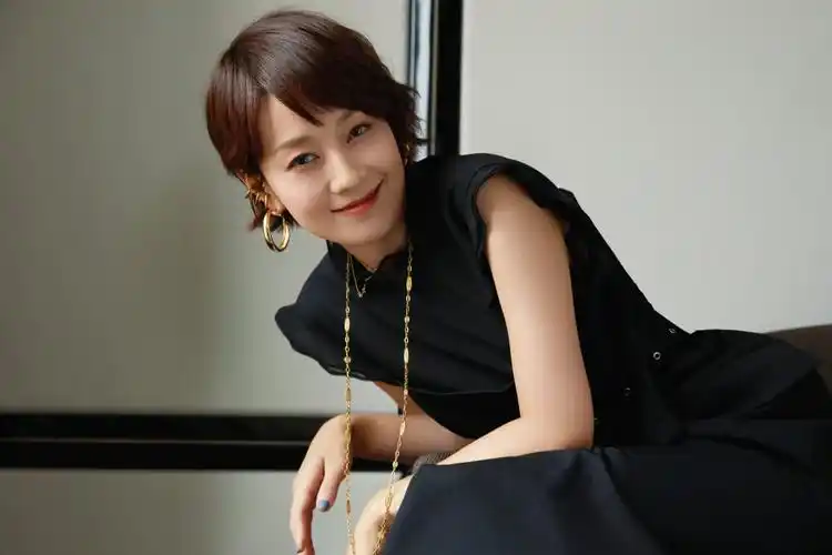 马伊琍经典黑金写真释出 自信潇洒尽显优雅_高清图集_新浪网