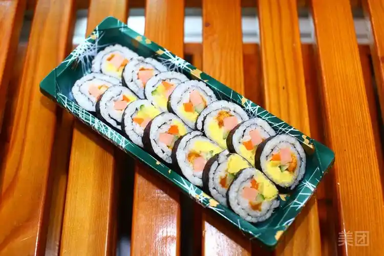 肉松蛋黄紫菜包饭图片