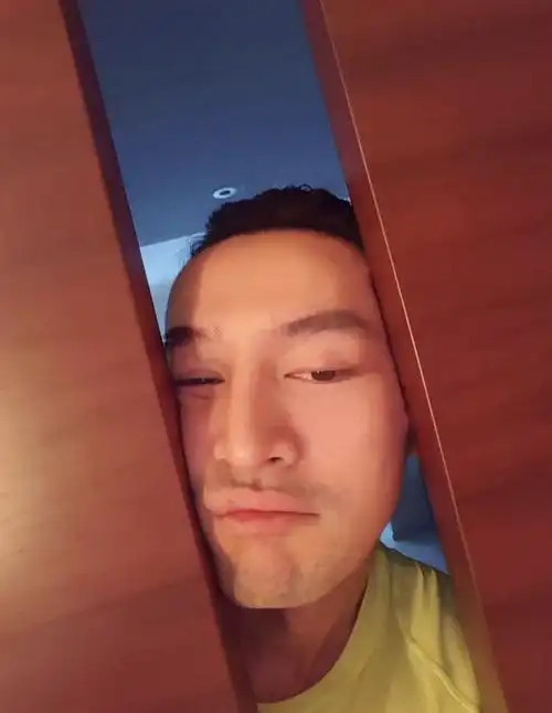 胡歌久违晒搞怪自拍照,面部表情扭曲太自黑