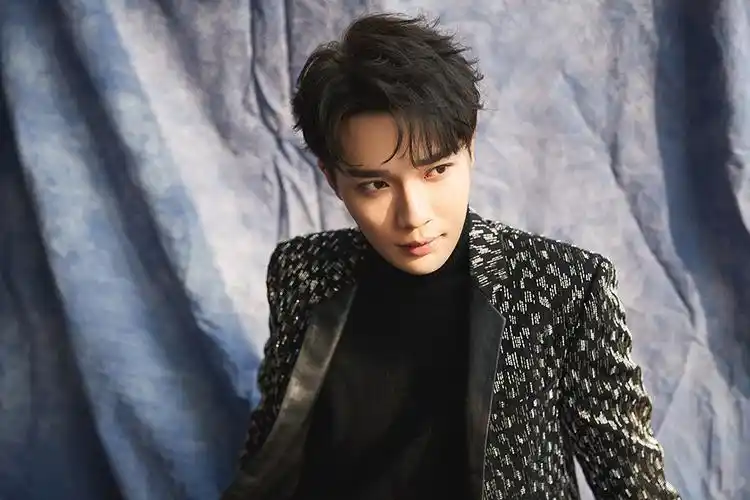 李岱昆出席金骨朵盛典 摩登绅士尽显优雅