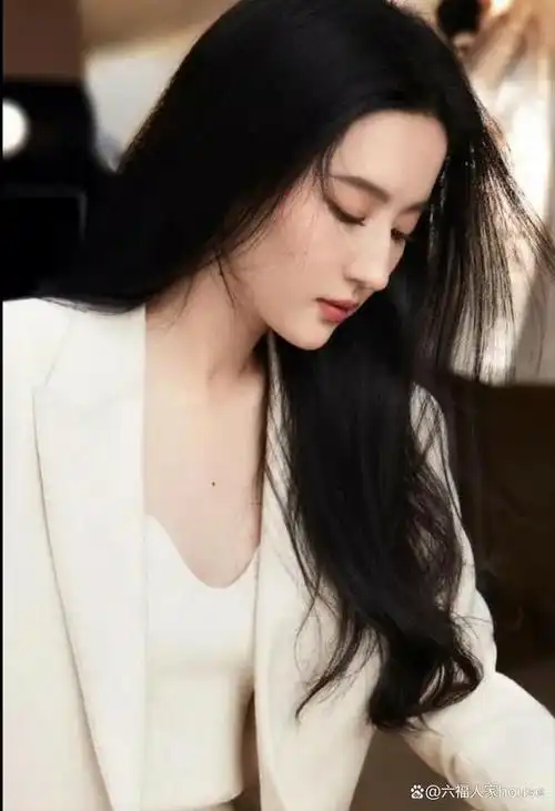 第一,年龄差距:彭冠英出生于1986年,而刘亦菲则是1987年.