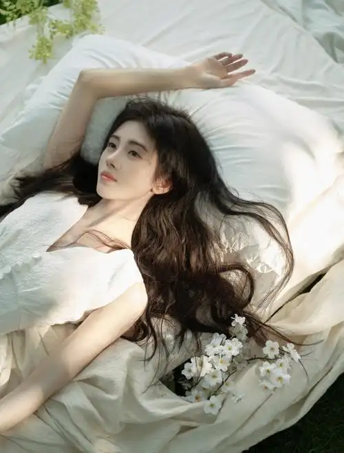 鞠婧祎穿蝴蝶裙仙气十足,气质清冷有韵味,与小羊羔同框超有爱