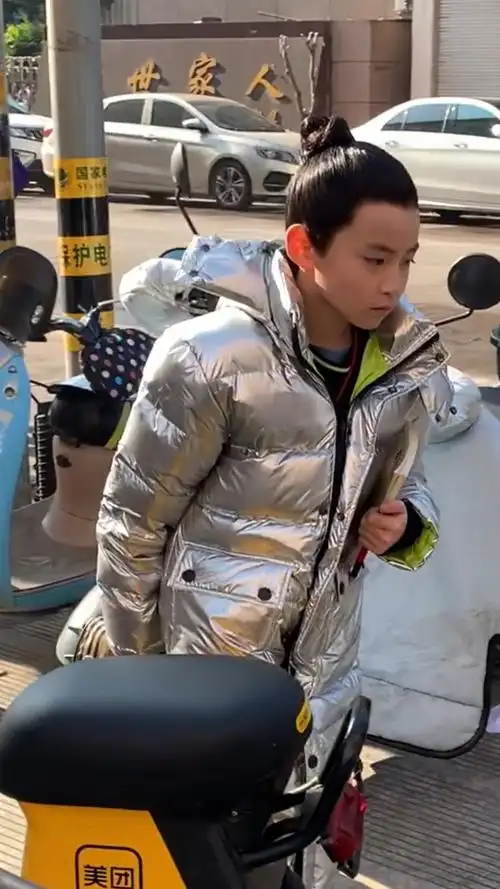 演许凯小时候一天一千元