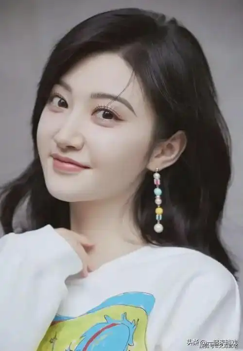 景甜,她的五官线条清晰,眼睛明亮且灵动,眼睫毛又浓又密,鼻子立体挺拔