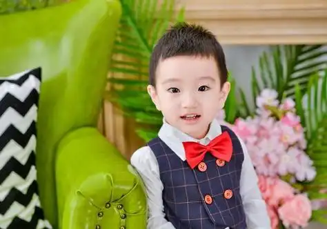 给两岁男童梳平头发型最适合不过了,虽然男童的头发还不多,修剪成平头