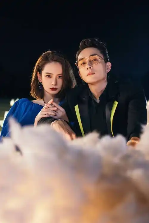 戚薇李承铉献唱中秋晚会 两人头抵头尽显夫妻恩爱