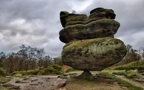 世界上最"神奇"的三块石头,屹立千年而不倒,有一块在中国!