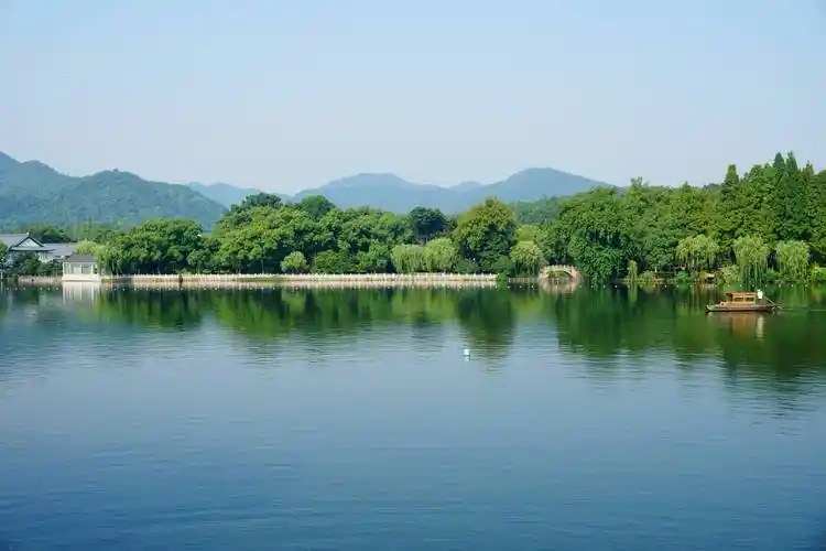 景区游人如织,或拍照留念,或沿湖漫步,特意来感受春天西湖的气息.