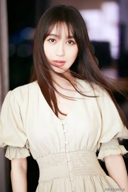 除了颜值,李菲儿的身材也是令人艳羡的.