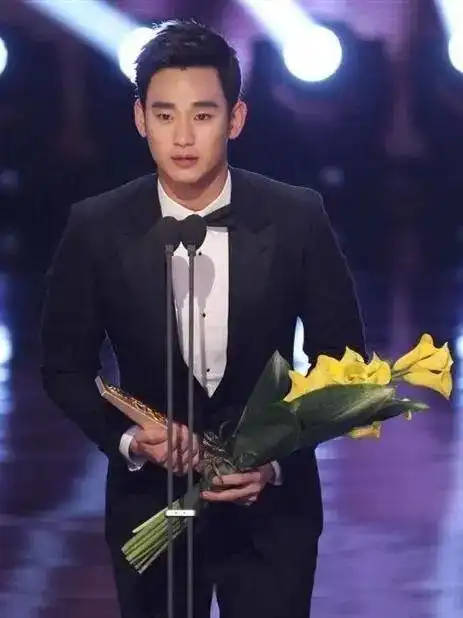 金秀贤一身黑西装帅气,仍是女生们的梦中男神_网易订阅