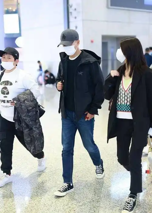 受到母亲的影响,黄轩小时候就很喜欢艺术,初中的时候更是迷上了迈克