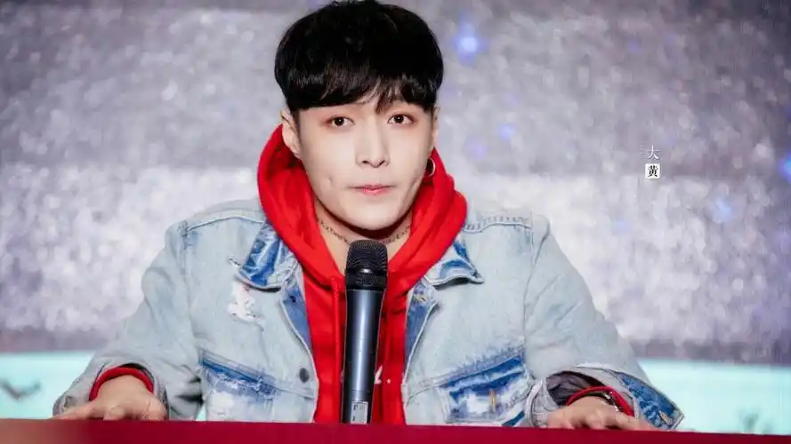 《电脑桌面》---张艺兴