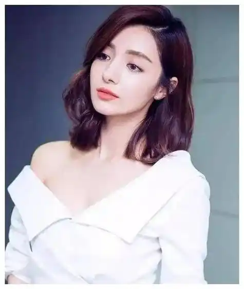 优雅舞姿展现新疆美女魅力,麦迪娜异域风情令人着迷._舞蹈_表演_观众