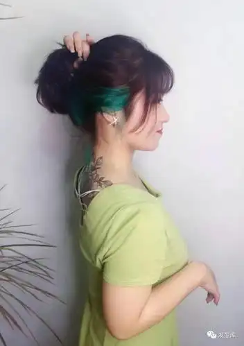 简单但是时尚感爆棚,染发后的效果就是当你将耳边的头发别在耳后,一缕