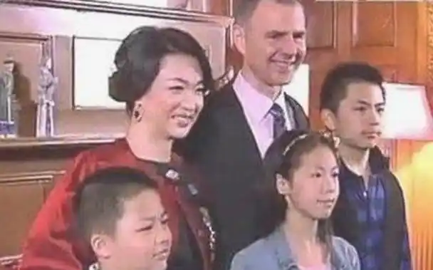 2006 年,金星给大儿子"嘟嘟"办入学,谁承想工作人员跟她说,"嘟嘟"得