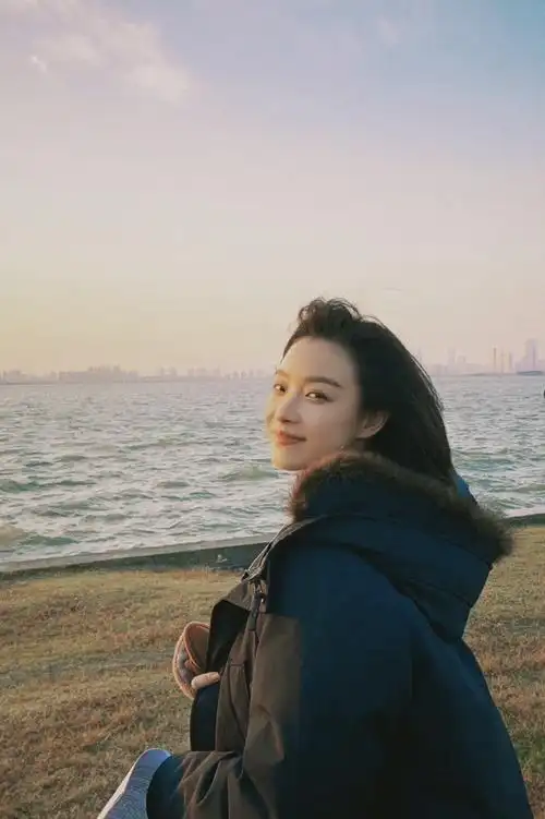 倪妮* 喜欢看姐姐随性自然的生活照,新壁纸有了