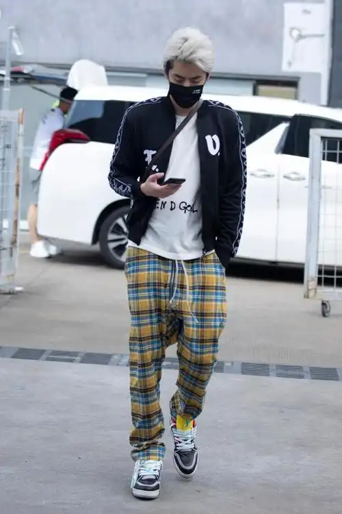 吴亦凡头发杂乱还一脸憔悴,穿"掉档"睡裤显腿短,造型有点土味