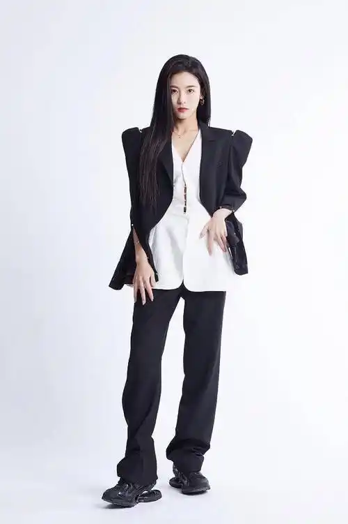 孙芮西装写真帅气冷御将亮相开播情景喜剧塑造多变角色