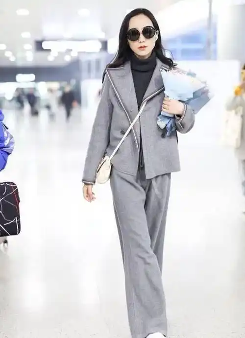 37岁韩雪现身机场,穿灰色套装"风情"依旧,随手撩发人比花娇_整体_外套