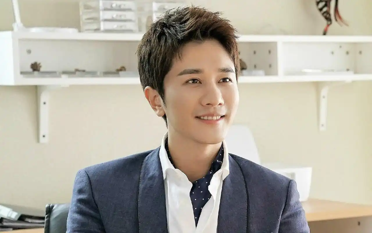 彭冠英《爱上你治愈我》人物剧照桌面壁纸