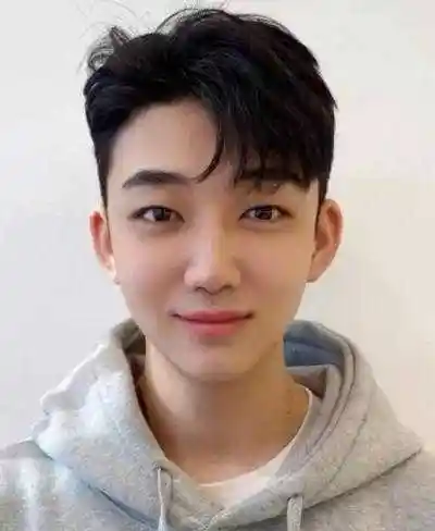 初中生发型中最新的男性刘海更受他们欢迎,要不要换