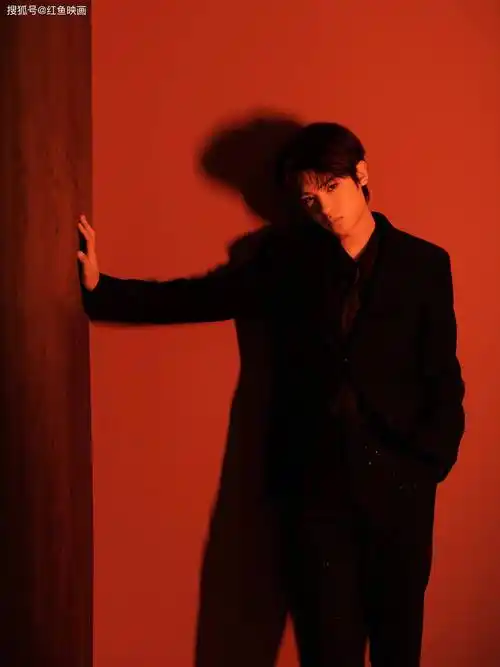 黄明昊片西装造型帅气写真