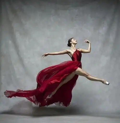 极致优美的动作是舞蹈家们多年汗水的结晶