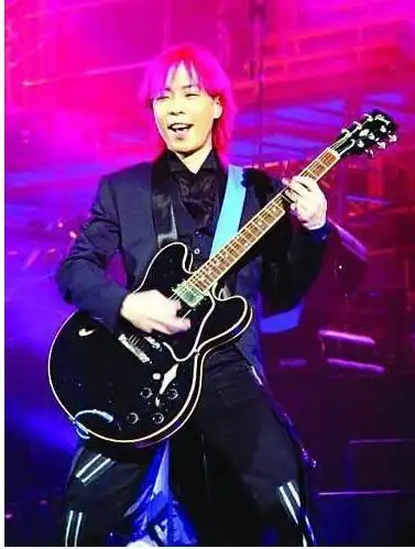 谁有2003beyond超越演唱会黄贯中红色发型的图片要清晰的,不要说在